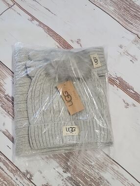 UGG Womens Light Gray Cable Knit Pom Beanie Set
